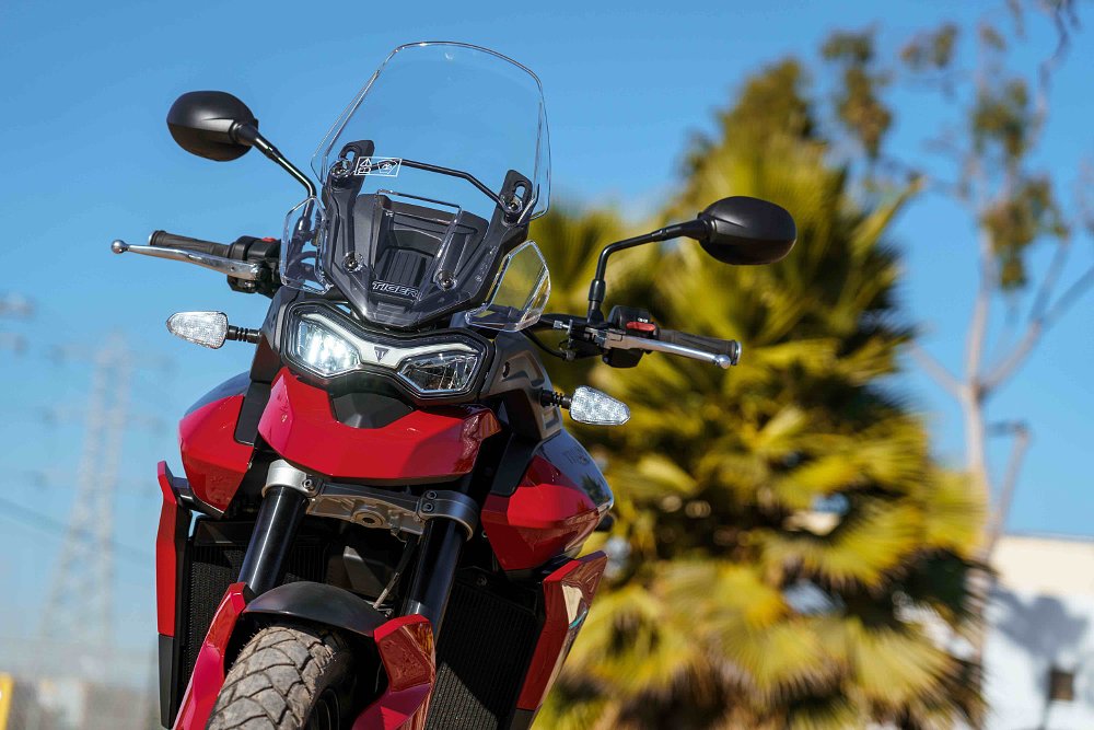 Triumph Tiger 850 Sport headlight and windshield from the front