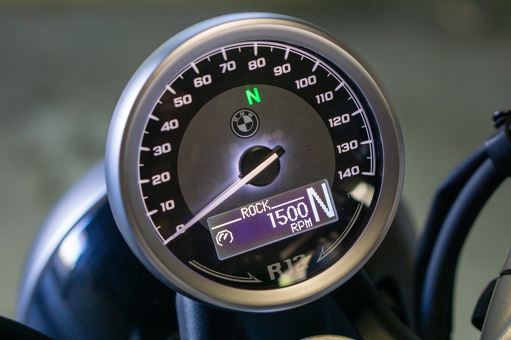 The R 12's analog dash and inlaid LCD report the engine's rpm.