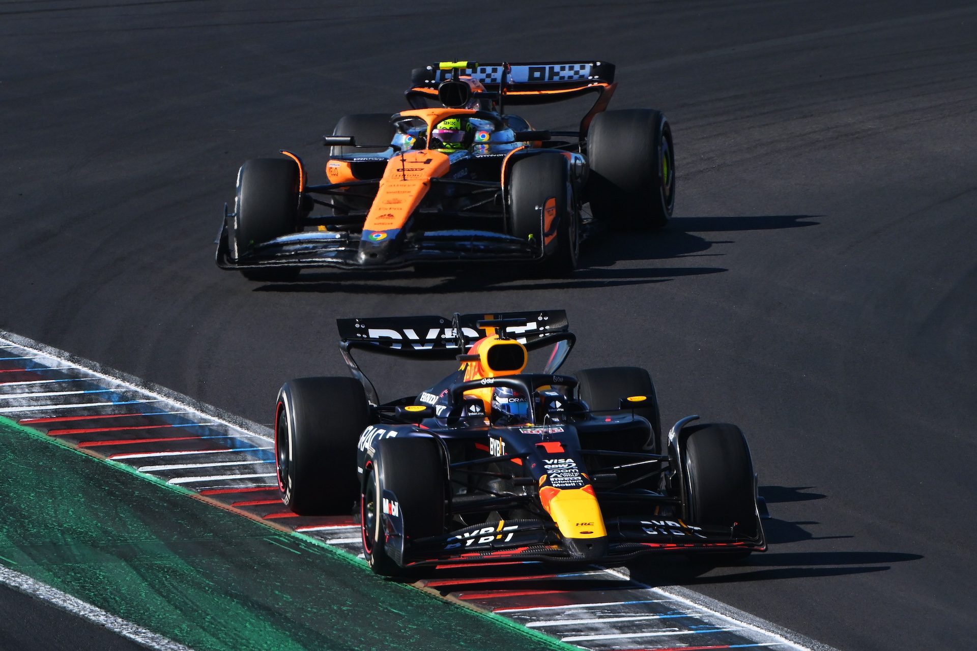 AUSTIN, TEXAS - OCTOBER 20: Max Verstappen of the Netherlands driving the (1) Oracle Red Bull Racing RB20 leads Lando Norris of Great Britain driving the (4) McLaren MCL38 Mercedes on track during the F1 Grand Prix of United States at Circuit of The Americas on October 20, 2024 in Austin, Texas. (Photo by Mark Sutton/Getty Images)