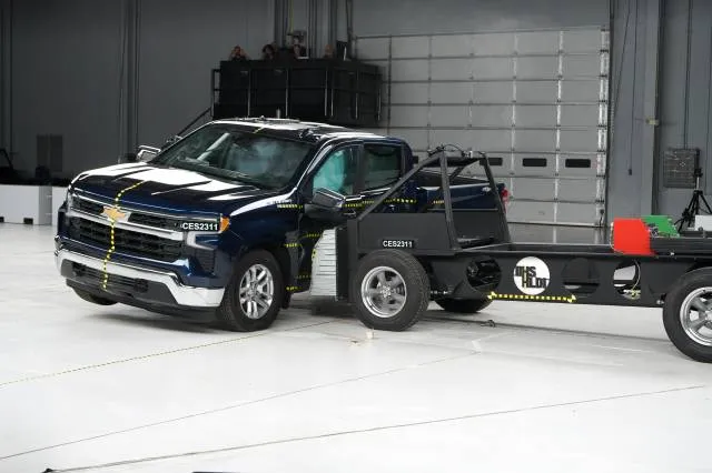 IIHS pickup truck safety test